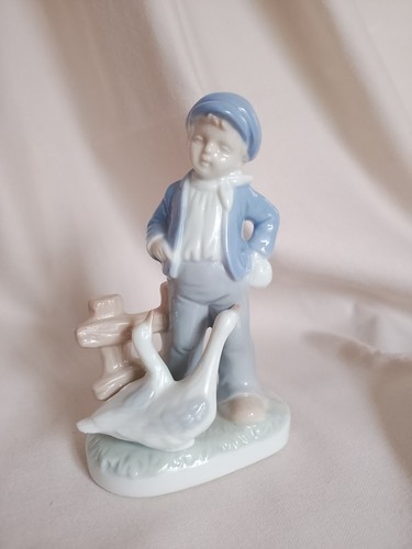 Porzellanfigur junge erzieht - porzellanfigur,