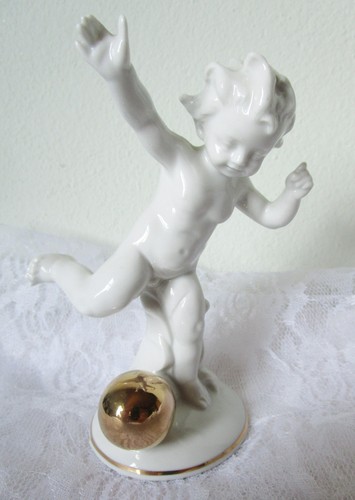 Porzellanfigur junge spielend - porzellanfigur,