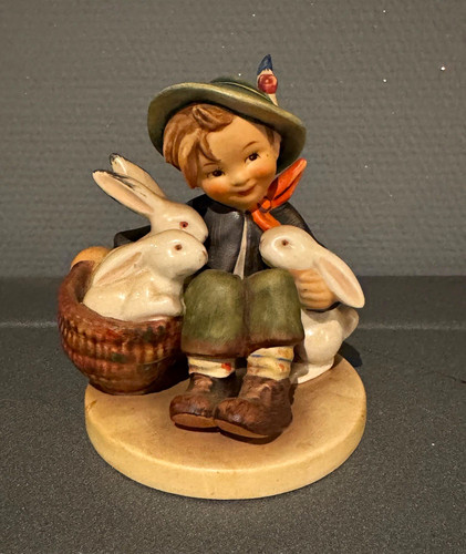 Goebel figur junge mit hasen - figur,