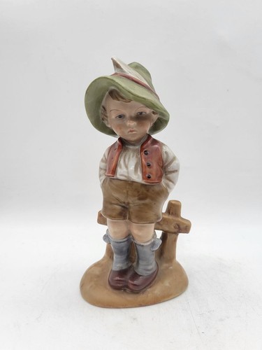 Porzellanfigur junge mit - mit, hut