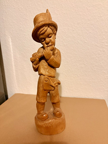 Geschnitzte holzfigur junge - geschnitzte,