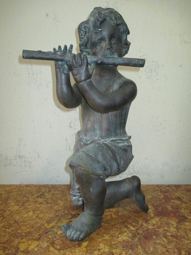 ältere bronzefigur junge - junge, mit