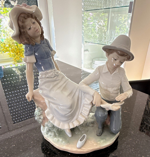 Porzellanfigur junge verbindet - porzellanfigur,