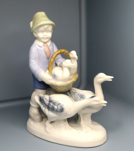 Porzellanfigur junge mit - junge,