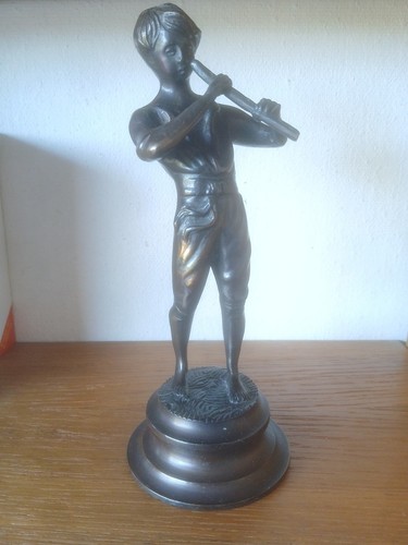 Bronze figur junge - figur, spielt