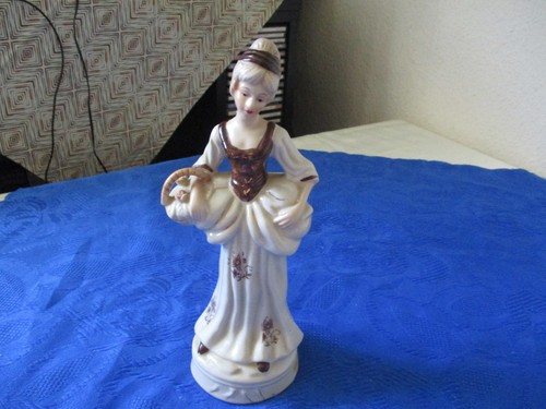 Junger dame mit - mit, blumenkorb
