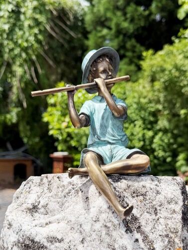 Bronzefigur junge mit flöte - mit,