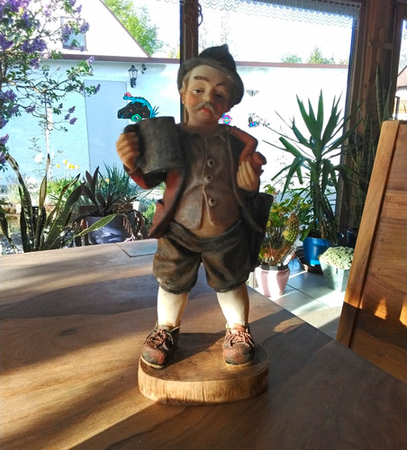 Bemalte polyresinfigur junge - bemalte,