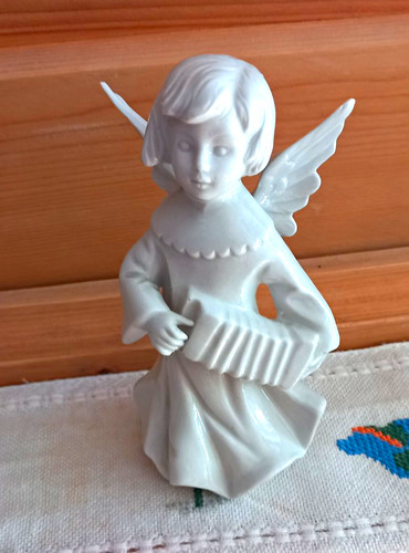 Weiße engel figur kniend mit - weiße, engel-figur