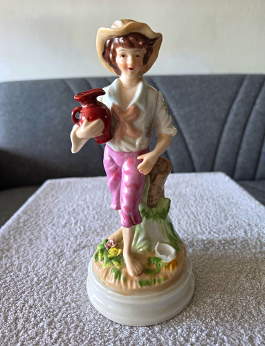 Porzellanfigur junge mit - mit, hut