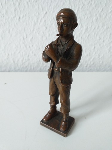 Varia bronze figur knabe - -,