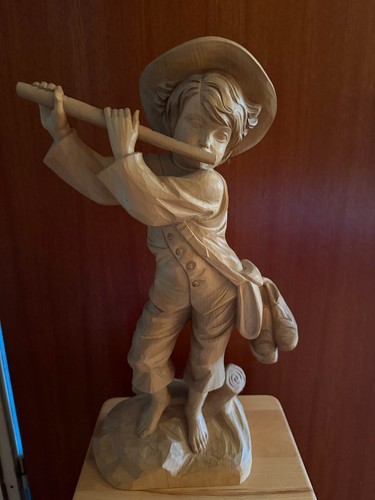 Handgeschnitze holzfigur junge - holzfigur,