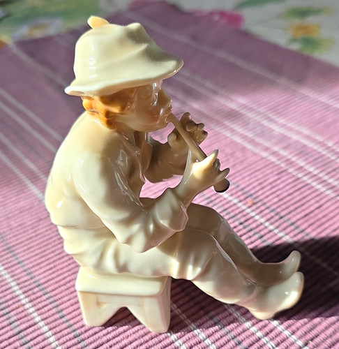Porzellanfigur sitzender junge - sitzender,