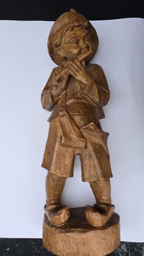 Geschnitzte holzfigur junge - holzfigur,