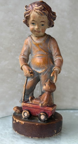 Holzfigur junge mit teddybär - holzfigur,