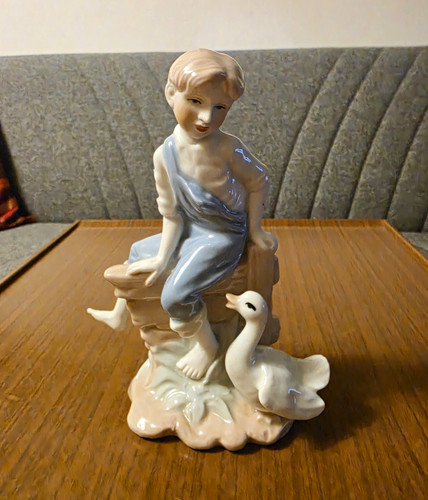 Porzellanfigur junge sitzend - junge,