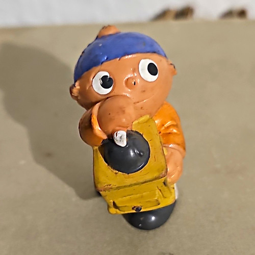 Bemalte kunststoff figur junge - bemalte, kunststoff-figur