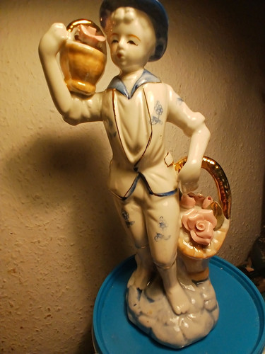Porzellanfigur junge mit krug - junge,
